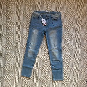 KanCan light wash girlfriend jeans. Size 15/31. 29 1/2” inseam.